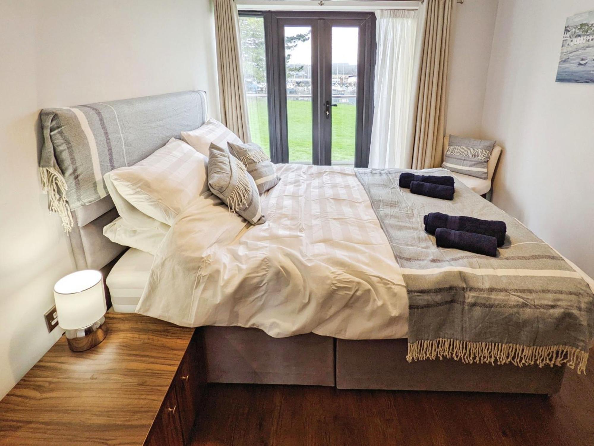 Folly View Villa นิวพอร์ต ภายนอก รูปภาพ